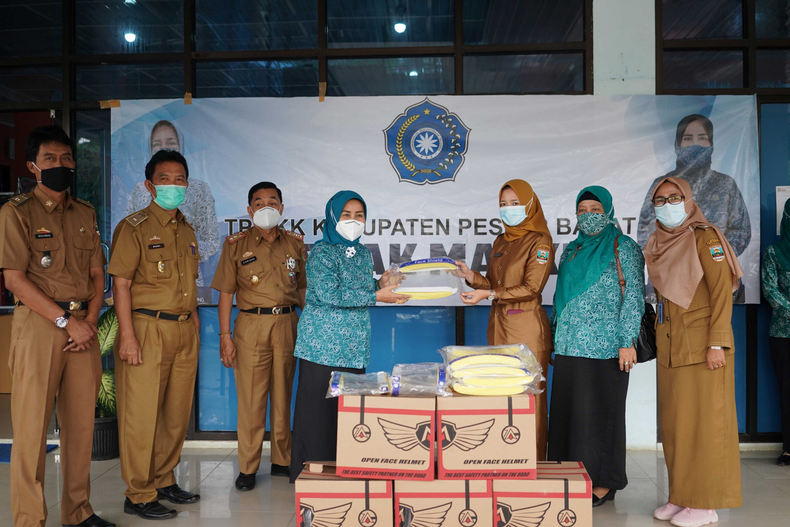 Cegah Penyebaran Covid-19, Pjs. Ketua TP. PKK Pesisir Barat Lakukan Kegiatan “Gebrak Masker”