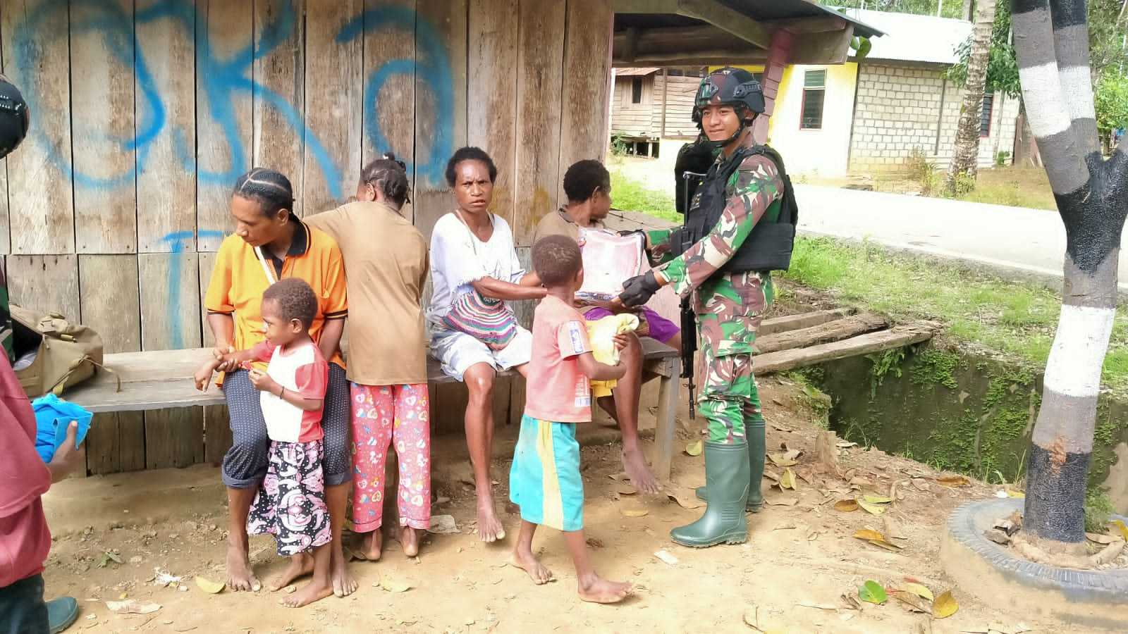 Door to Door Satgas Yonif 143/TWEJ Untuk Bagikan Pakaian Layak Pakai Untuk Masyarakat