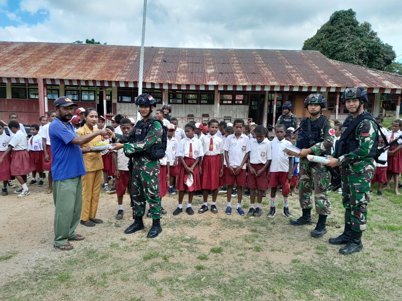 Cerdaskan Anak Perbatasan Papua, Satgas Pamtas Yonif 143/TWEJ Beri Motivasi Dan Bantuan Alat Tulis