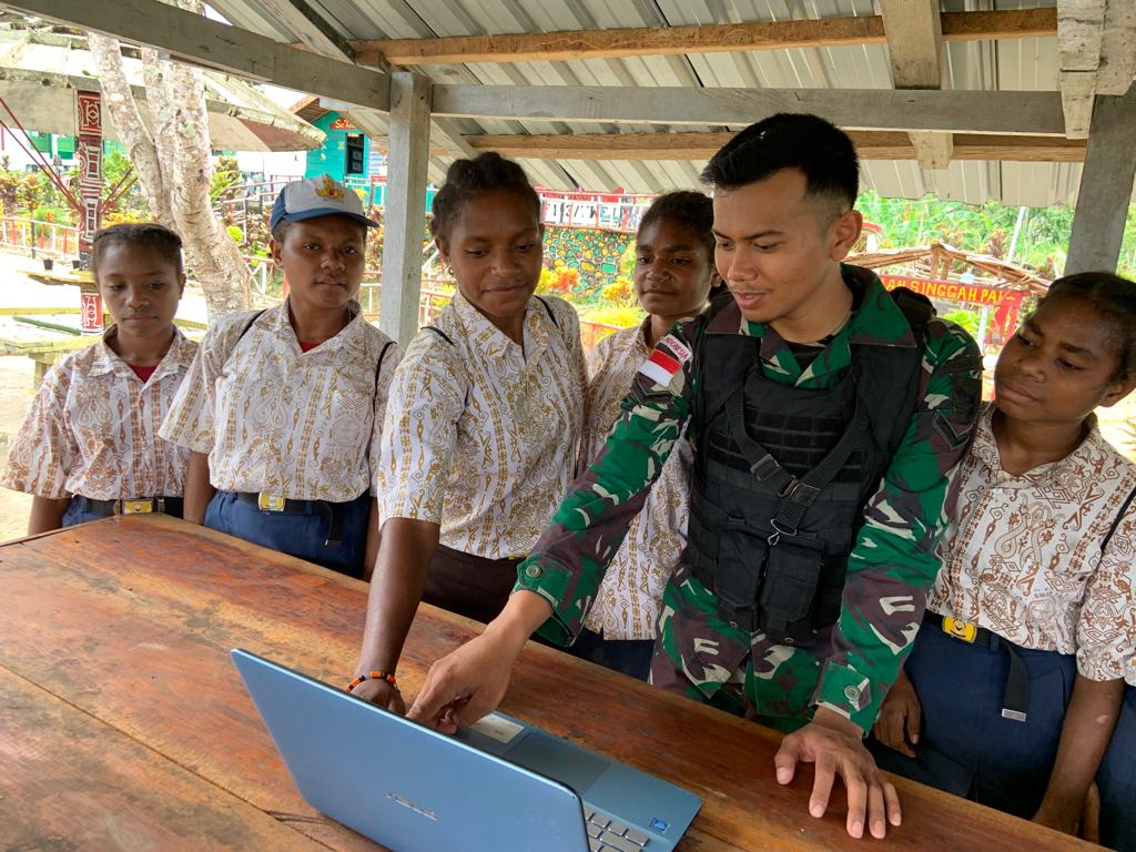 Ksatria Radin Intan Ajarkan Komputer, Anak Papua : Hore Torang Senang