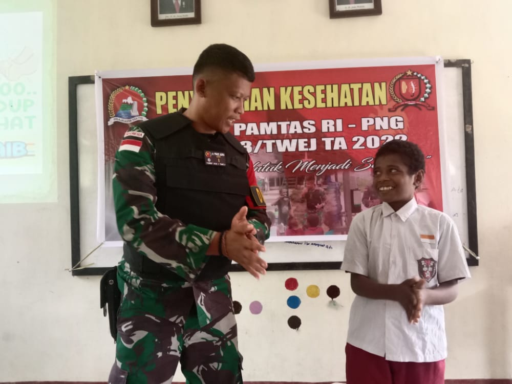 Serbu SDN 1 Yowong, Satgas 143/TWEJ Ajarkan Perilaku Hidup Bersih dan Sehat Sejak Dini