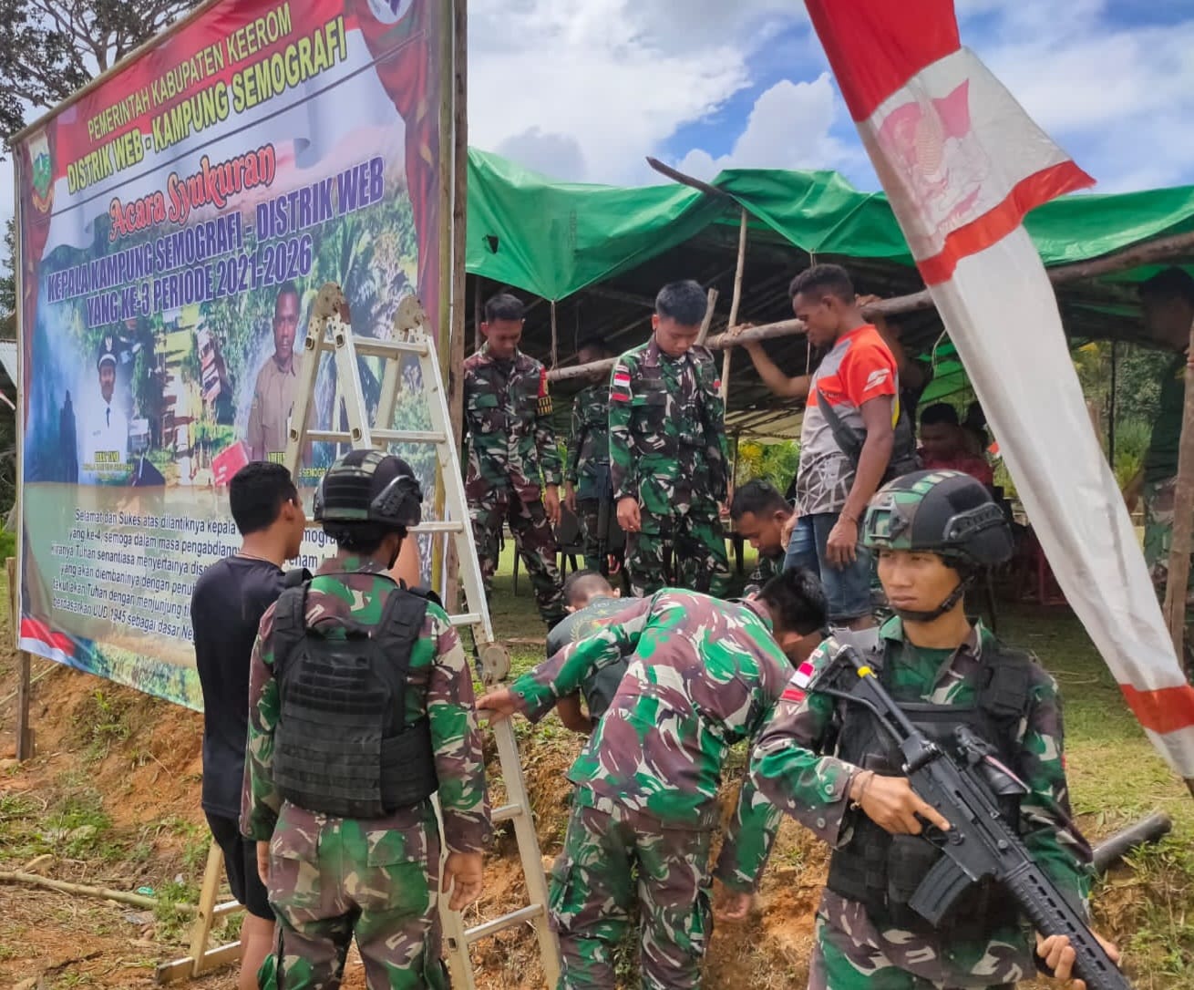 Syukuran Kampung Perbatasan RI, Satgas Pamtas Yonif 143/TWEJ Bagikan Sembako Untuk Warga