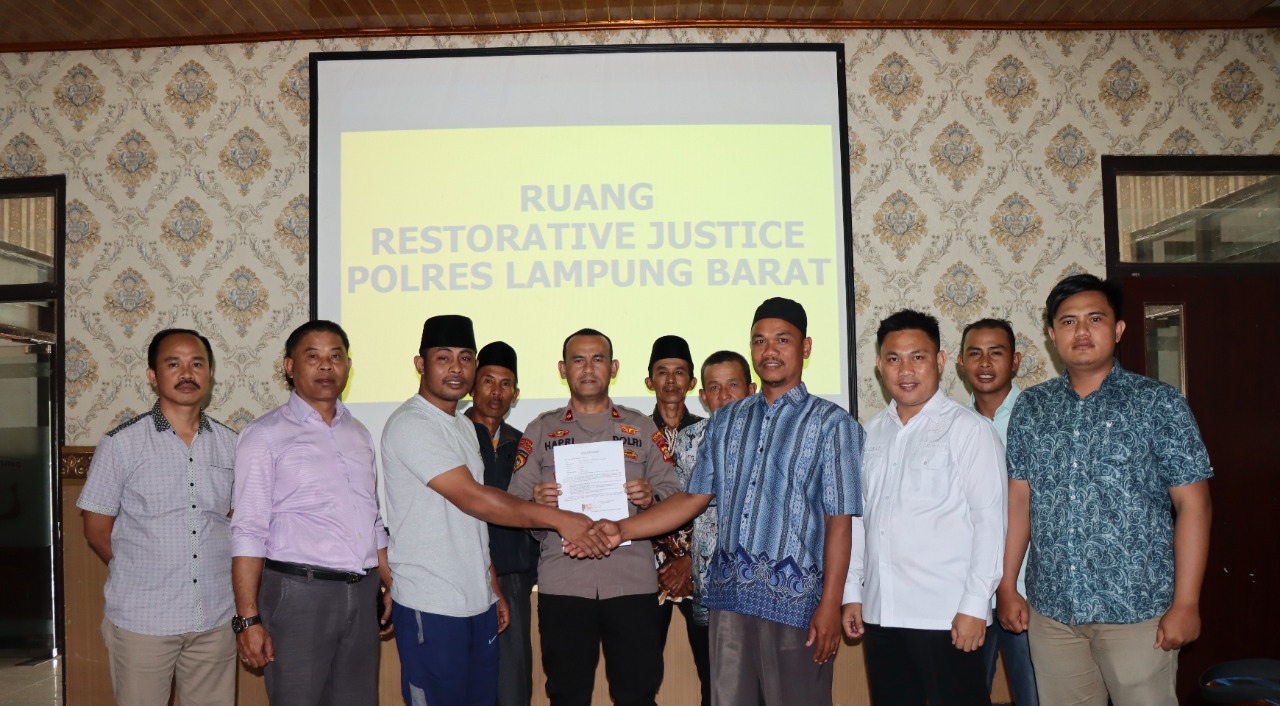 POLRES LAMPUNG BARAT FASILITASI PELAKSANAAN KEADILAN RESTORATIVE JUSTICE PERKARA PENIPUAN DAN ATAU PENGGELAPAN