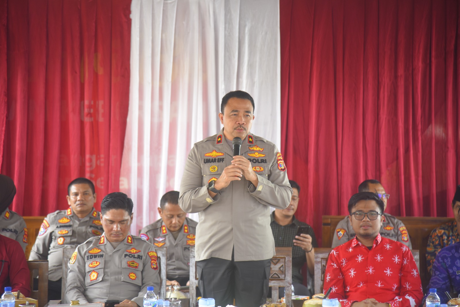 Waka Polda Lampung mendapat Apresiasi Masyarakat saat Jumat Curhat di Tanjungsari.