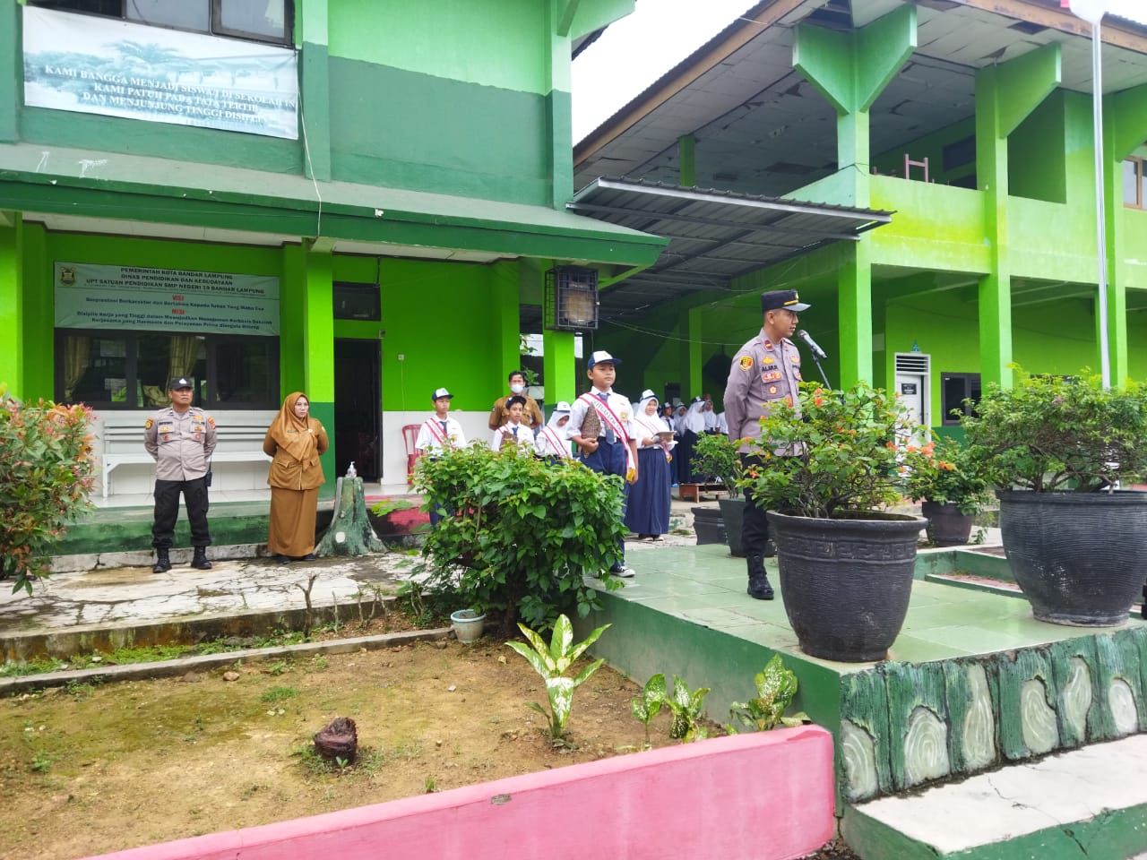 Kapolsek Tanjung Senang Menjadi Pembina Upacara di SMPN 19 Balam