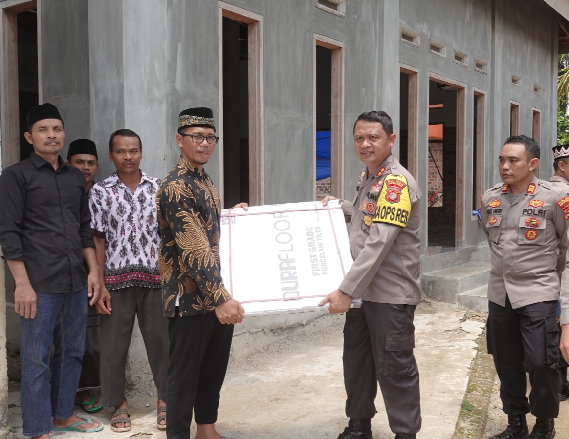 Cooling System Jelang Pemilu 2024, Kapolres Lampung Tengah Beri Bantuan Material Pembangunan Masjid