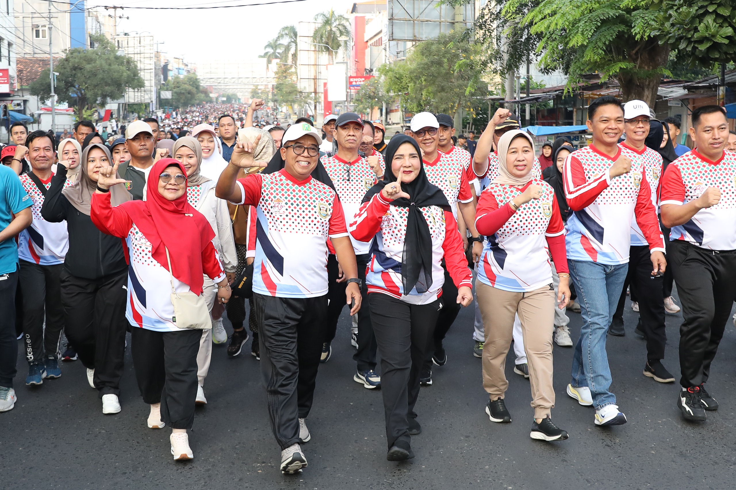 Hj. Eva Dwiana Lepas Peserta Jalan Sehat Dalam Rangka HUT Ke 342 Kota Bandar Lampung