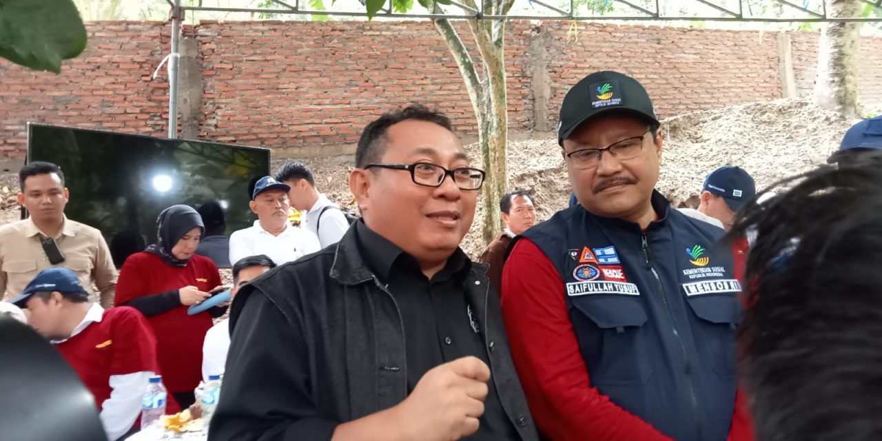 Menteri Sosial Republik Indonesia, Saifullah Yusuf, mengakhiri rapat daring (Zoom Meeting) bersama para kepala dinas sosial (Kadinsos) se-Indonesia didampingi Firdaus dari SMSI di Desa Talaga, Mancak