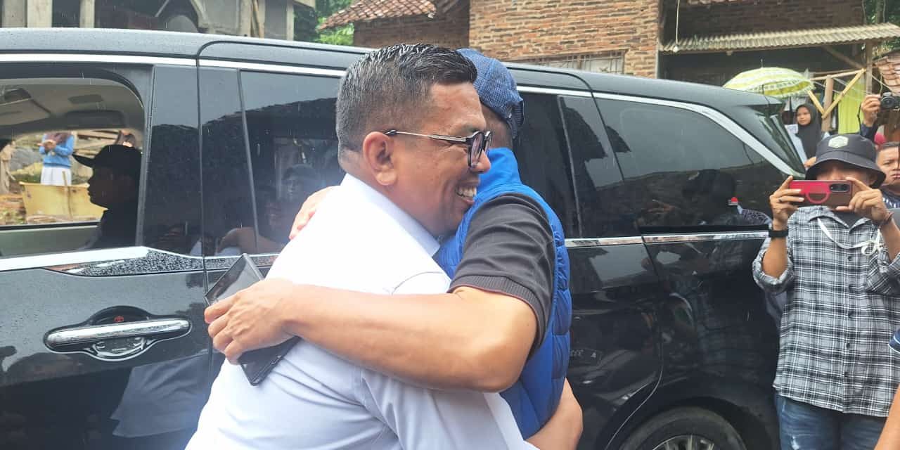 Pelukan Kebahagiaan Gubernur Terpilih Andrasoni Dengan Mendes Yandri Sa’at Keduanya Bekerja Sama Dalam Membangun Desa Talaga, Mancak