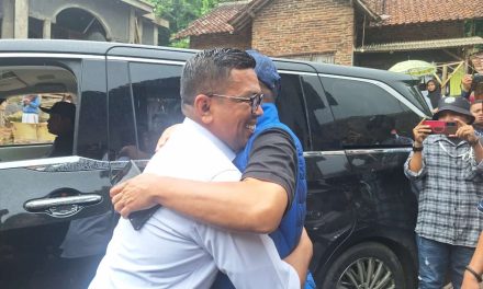 Pelukan Kebahagiaan Gubernur Terpilih Andrasoni Dengan Mendes Yandri Sa’at Keduanya Bekerja Sama Dalam Membangun Desa Talaga, Mancak