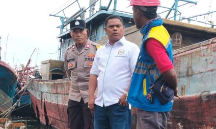 H. Tri Waluyo SH. Anggota DPRD DKI komisi C. Meninjau pembangunan NCICD di kawasan pelabuhan Muara Angke.