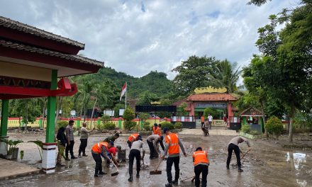 Tim SAR Satuan Brimob Polda Lampung Turun Membersihkan Rumah Warga dan Sekolah Yang Terdampak Banjir