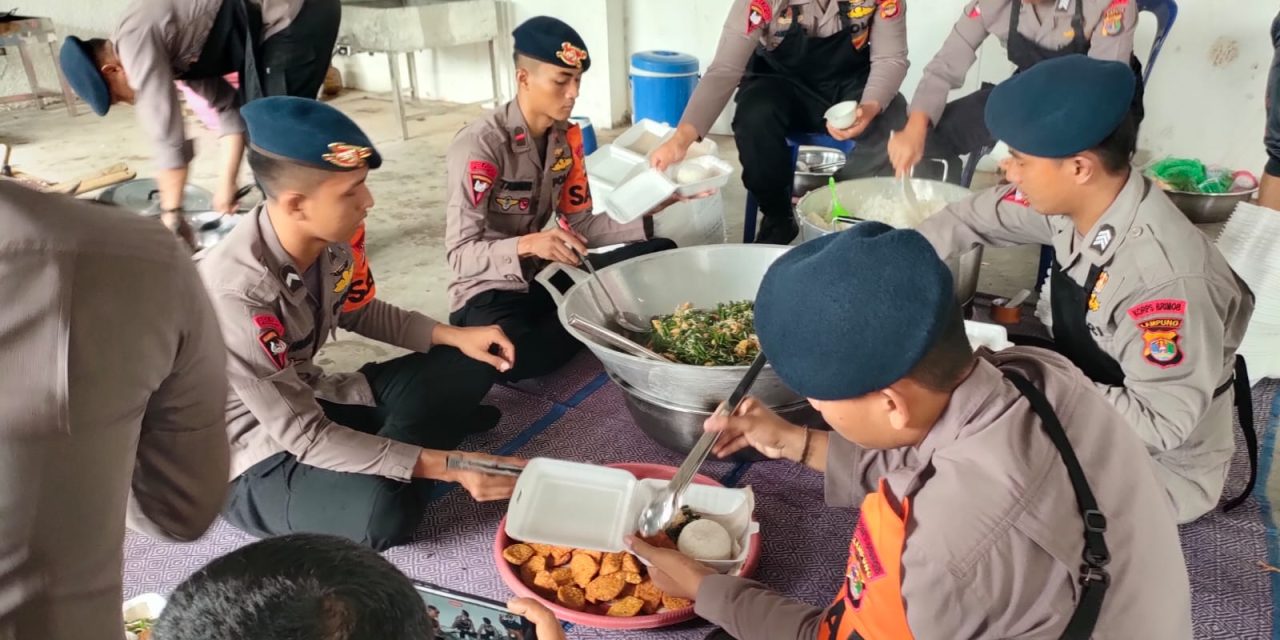 Brimob Lampung dirikan dapur lapangan bantu warga terdampak banjir di wilayah Tanjung Seneng