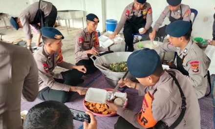 Brimob Lampung dirikan dapur lapangan bantu warga terdampak banjir di wilayah Tanjung Seneng