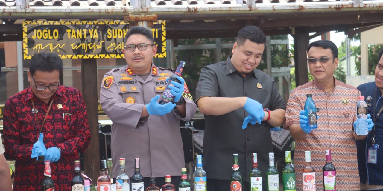 Polres Lampung Selatan Musnahkan Ratusan Botol Miras Jelang Ramadhan