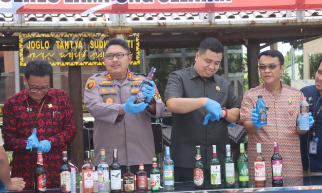 Polres Lampung Selatan Musnahkan Ratusan Botol Miras Jelang Ramadhan