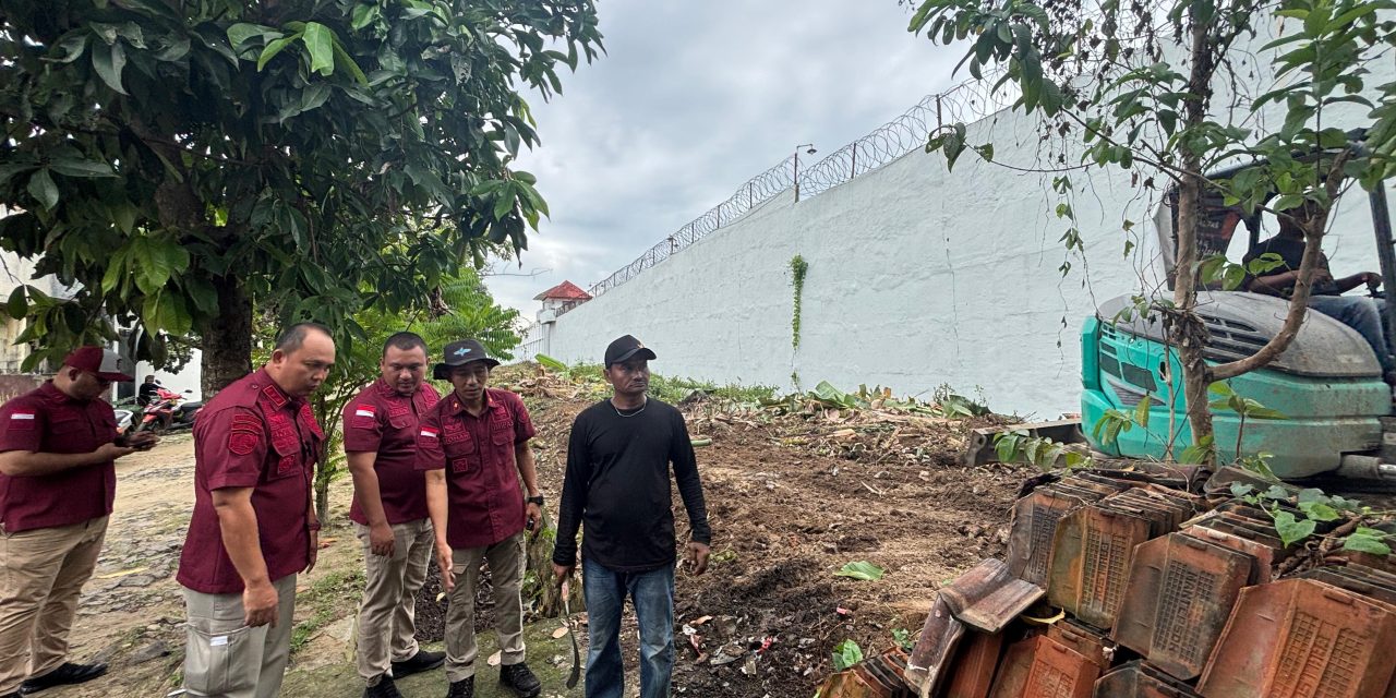 Ciptakan Lingkungan Bersih, Kalapas Narkotika Bandar Lampung Pimpin Aksi Bersih-Bersih Area Sekitar Lapas