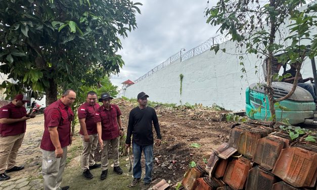 Ciptakan Lingkungan Bersih, Kalapas Narkotika Bandar Lampung Pimpin Aksi Bersih-Bersih Area Sekitar Lapas