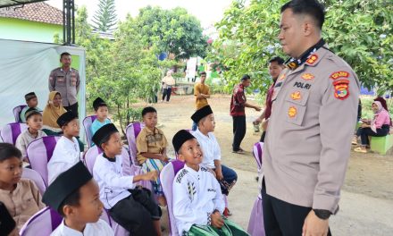 Hari Bhayangkara Ke 79, Polres Way Kanan Bakti Kesehatan Khitanan Gratis di Banjit  Sebagai tindakan nyata Polri ditengah-tengah masyarakat dalam rangka Hari Bhayangkara ke 79 Polres Way Kanan Polda Lampung menggelar kegiatan Bakti Kesehatan berupa Pemeriksaan Kesehatan Gratis (PKG) Khitanan Gratis dan Pelayanan KB bertempat di Halaman Masjid Nurul Ikhlas Kampung Donomulyo Kecamatan Banjit Kabupate Way Kanan. Senin (16/06/2025).  Kegiatan dihadiri oleh Kapolres Way Kanan AKBP Adanan Mangopang didampingi, Ketua Cabang Bhayangkari Way Kanan Ny. Ratna Adanan, Kasat Samapta AKP M . Sugeng, Kapolsek Banjit Iptu Mukhtiar, Ketua Ranting Bhayangkari Banjit Ny. Hana Mukhtiar,Camat Banjit Nasrullah Ali, Kepala UPT Puskesmas Banjit Rojes Willem, Ps.Kasi Dokkes Polres Way Kanan Aipda Sunarto, Kakam Bali Sadhar Utara I Ketut Renu Astika, Kakam Donomulyo  Heri Sugiantoro, Tokoh Agama, Tim kesehatan UPT Puskesmas Banjit, personel Polres Way Kanan, Polsek Banjit dan tamu undangan  Kapolres Way Kanan Way Kanan AKBP Adanan Mangopang menyampaikan hal itu dilakukan sebagai upaya nyata Polri dalam rangka memperingati Hari Bhayangkara ke -79 untuk membantu masyarakat dalam melayani dibidang Kesehatan.  Dengan keterbatasan tersebut, kami berupaya membantu masyarakat dengan cara memberikan pelayanan kesehatan berupa pengobatan dan sunatan gratis.  Tak lain sebagai bentuk kepedulian rasa cinta Polri terhadap masyarakat dan bertujuan agar polisi dengan masyarakat semakin dekat,”Imbuh Adanan.  Lebih jauh, kami berharap semoga para peserta yang akan disunat menjadi anak yang soleh. Mohon maaf apabila ada pelayan kami yang kurang semoga kegiatan ini berjalan lancar dan menjadi ladang berkah, amal yang baik untuk kita semua.  Pihaknya juga berterima kasih kepada Kakam Donomulyo, Karang Taruna Taruna Donomulyo dan  seluruh panitia yang turut membantu jalannya proses kegiatan, tutur Kapolres.  Sementara, Aipda Sunarto menyampaikan telah menyiapakan tenaga medis dari UPT Puskesmas Banjit dan Tim Sidokkes (Seksi dokter dan kesehatan) untuk menangani sebanyak 50 orang peserta khitanan, 60 orang warga dilakukan pengobatan gratis, dan pelayanan KB sebanyak 10 orang.  Dalam kesempatan itu, anak – anak yang beruntung dan telah disunat diberikan makanan bergizi bingkisan dan sarung.  Salah satu orang tua mengucapkan terima kasih kepada panitia penyelenggara, menurutnya memang sangat membantu warga yang mungkin adanya keterbatasan biaya untuk mensunatkan anaknya dan semoga ke depan acara seperti bisa tetap dilaksanakan,” kata Ujang.