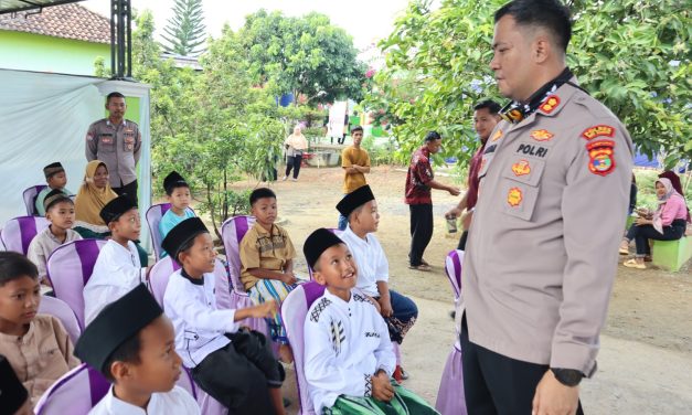 Hari Bhayangkara Ke 79, Polres Way Kanan Bakti Kesehatan Khitanan Gratis di Banjit  Sebagai tindakan nyata Polri ditengah-tengah masyarakat dalam rangka Hari Bhayangkara ke 79 Polres Way Kanan Polda Lampung menggelar kegiatan Bakti Kesehatan berupa Pemeriksaan Kesehatan Gratis (PKG) Khitanan Gratis dan Pelayanan KB bertempat di Halaman Masjid Nurul Ikhlas Kampung Donomulyo Kecamatan Banjit Kabupate Way Kanan. Senin (16/06/2025).  Kegiatan dihadiri oleh Kapolres Way Kanan AKBP Adanan Mangopang didampingi, Ketua Cabang Bhayangkari Way Kanan Ny. Ratna Adanan, Kasat Samapta AKP M . Sugeng, Kapolsek Banjit Iptu Mukhtiar, Ketua Ranting Bhayangkari Banjit Ny. Hana Mukhtiar,Camat Banjit Nasrullah Ali, Kepala UPT Puskesmas Banjit Rojes Willem, Ps.Kasi Dokkes Polres Way Kanan Aipda Sunarto, Kakam Bali Sadhar Utara I Ketut Renu Astika, Kakam Donomulyo  Heri Sugiantoro, Tokoh Agama, Tim kesehatan UPT Puskesmas Banjit, personel Polres Way Kanan, Polsek Banjit dan tamu undangan  Kapolres Way Kanan Way Kanan AKBP Adanan Mangopang menyampaikan hal itu dilakukan sebagai upaya nyata Polri dalam rangka memperingati Hari Bhayangkara ke -79 untuk membantu masyarakat dalam melayani dibidang Kesehatan.  Dengan keterbatasan tersebut, kami berupaya membantu masyarakat dengan cara memberikan pelayanan kesehatan berupa pengobatan dan sunatan gratis.  Tak lain sebagai bentuk kepedulian rasa cinta Polri terhadap masyarakat dan bertujuan agar polisi dengan masyarakat semakin dekat,”Imbuh Adanan.  Lebih jauh, kami berharap semoga para peserta yang akan disunat menjadi anak yang soleh. Mohon maaf apabila ada pelayan kami yang kurang semoga kegiatan ini berjalan lancar dan menjadi ladang berkah, amal yang baik untuk kita semua.  Pihaknya juga berterima kasih kepada Kakam Donomulyo, Karang Taruna Taruna Donomulyo dan  seluruh panitia yang turut membantu jalannya proses kegiatan, tutur Kapolres.  Sementara, Aipda Sunarto menyampaikan telah menyiapakan tenaga medis dari UPT Puskesmas Banjit dan Tim Sidokkes (Seksi dokter dan kesehatan) untuk menangani sebanyak 50 orang peserta khitanan, 60 orang warga dilakukan pengobatan gratis, dan pelayanan KB sebanyak 10 orang.  Dalam kesempatan itu, anak – anak yang beruntung dan telah disunat diberikan makanan bergizi bingkisan dan sarung.  Salah satu orang tua mengucapkan terima kasih kepada panitia penyelenggara, menurutnya memang sangat membantu warga yang mungkin adanya keterbatasan biaya untuk mensunatkan anaknya dan semoga ke depan acara seperti bisa tetap dilaksanakan,” kata Ujang.