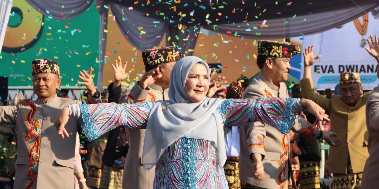Pemerintah Kota Bandar Lampung menggelar Pawai Budaya Tari Ngigel di Bundaran Tugu Adipura