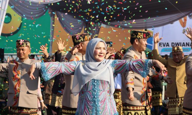 Pemerintah Kota Bandar Lampung menggelar Pawai Budaya Tari Ngigel di Bundaran Tugu Adipura