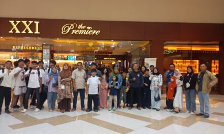 Babinsa Ajak Anak-Anak Nobar Belive