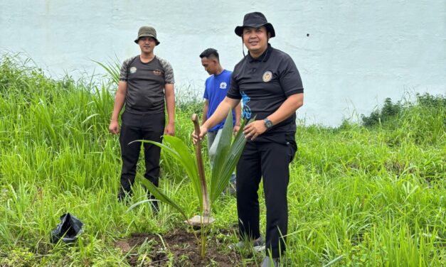 Dukung Program Menteri IMIPAS, Lapas Narkotika Bandar Lampung Optimalkan Lahan dengan Tanam Pohon Kelapa