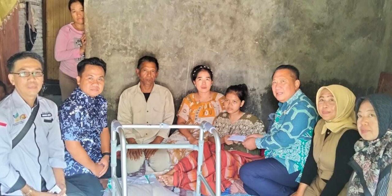 Kadis Sosial Tanggamus Kunjungi Keysa, Pelajar Yang Menjadi Korban Kecelakaan di Kotaagung Barat