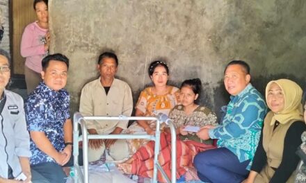 Kadis Sosial Tanggamus Kunjungi Keysa, Pelajar Yang Menjadi Korban Kecelakaan di Kotaagung Barat