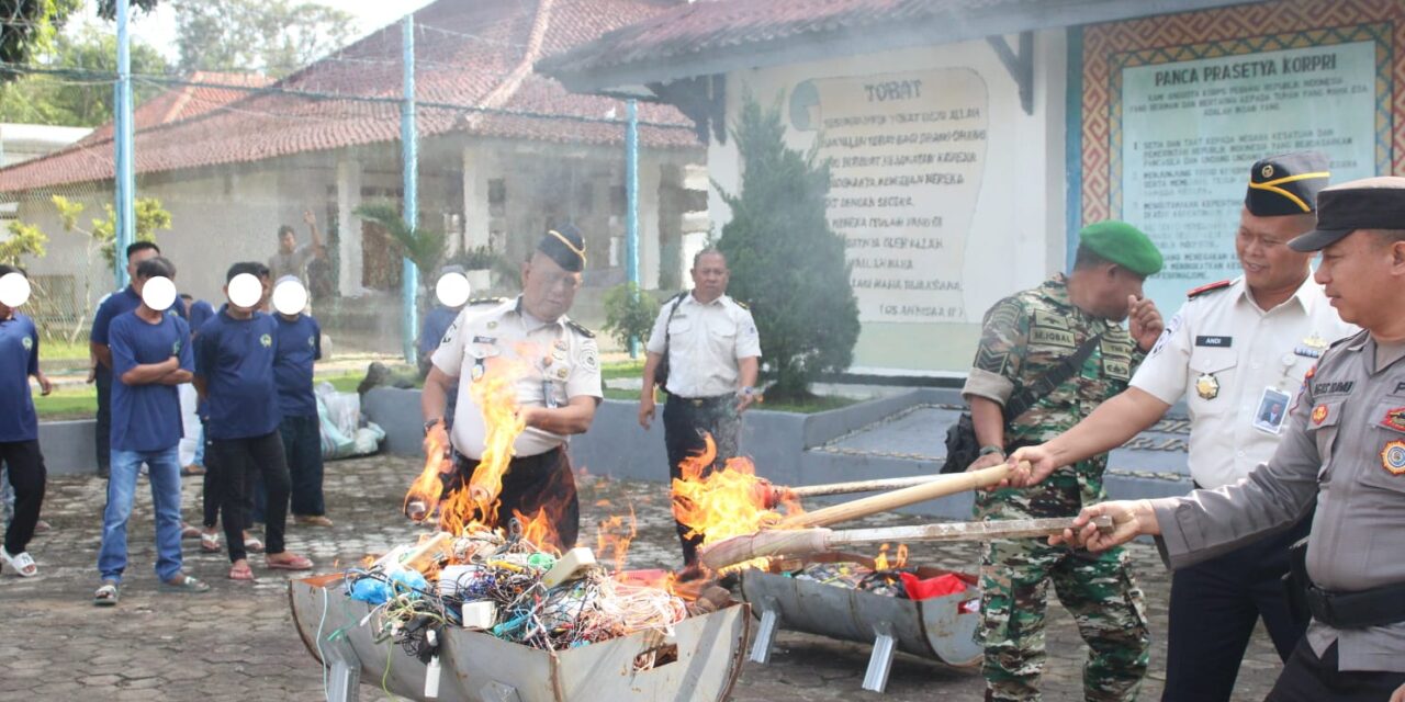 Bersama TNI Polri, Lapas Kotaagung Musnahkan Barang Sitaan Hasil Razia