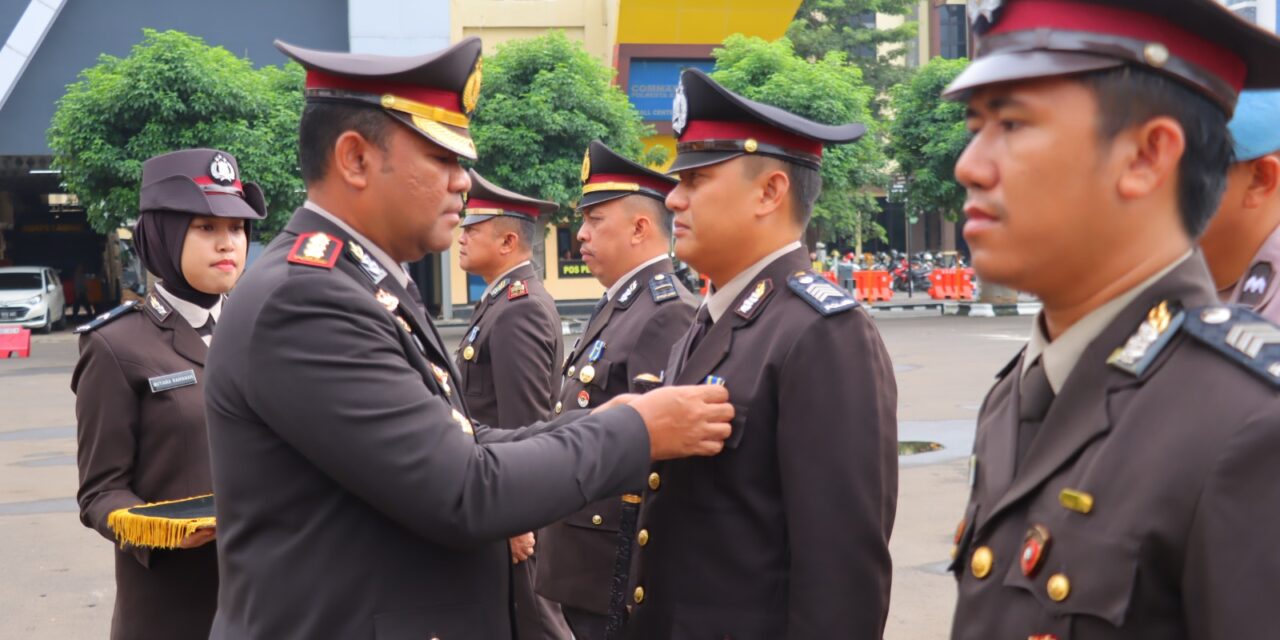 57 Personel Polresta Bandar Lampung Terima Tanda Kehormatan Satya Lencana