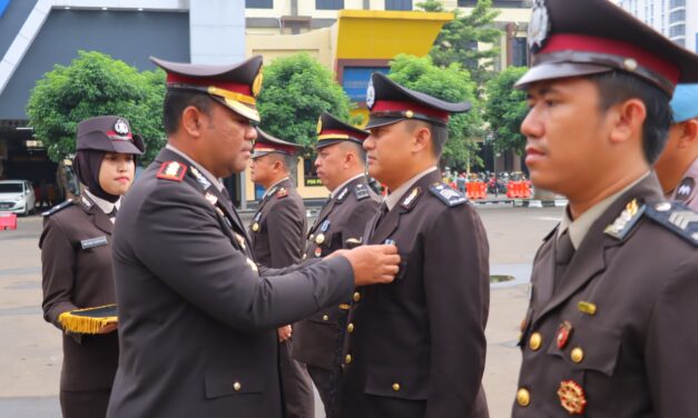 57 Personel Polresta Bandar Lampung Terima Tanda Kehormatan Satya Lencana