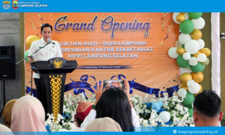 DISKOMINFO LAMSEL, Kalianda – Bupati Lampung Selatan, Radityo Egi Pratama, menegaskan pentingnya kesadaran masyarakat dalam menjaga kebersihan lingkungan sebagai faktor utama menciptakan daerah yang nyaman sekaligus menarik bagi wisatawan.