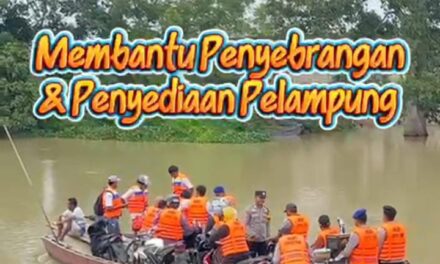 Turun Ditengah-tengah Masyarakat Kapolres Lampung Timur Siagakan Personel Bantu Penyebrangan Warga dan Anak Sekolah di Sungai Way Bungur