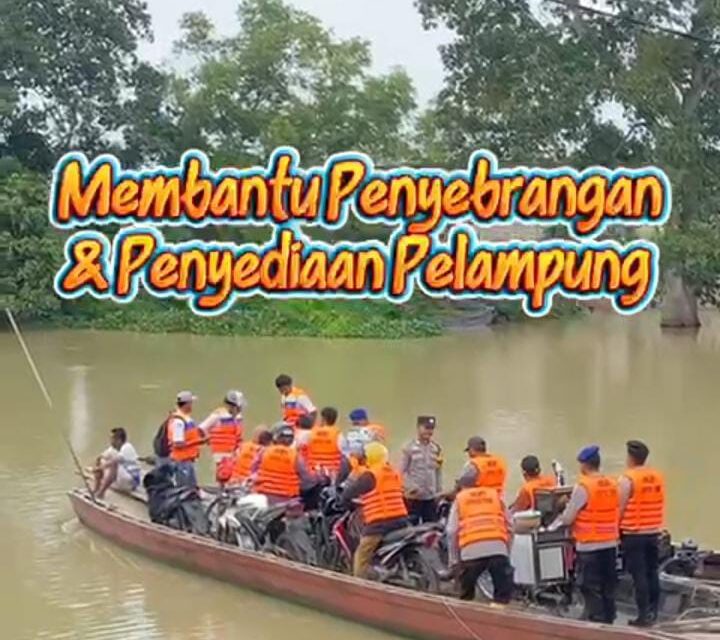 Turun Ditengah-tengah Masyarakat Kapolres Lampung Timur Siagakan Personel Bantu Penyebrangan Warga dan Anak Sekolah di Sungai Way Bungur