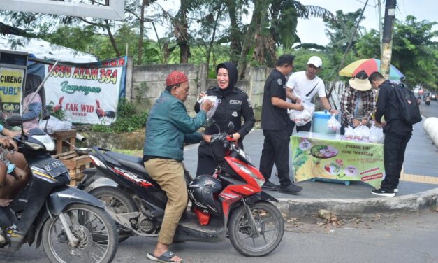 Pererat Silaturahmi, Bidhumas Polda Lampung Bagikan Takjil Gratis di Jalan Sultan Agung
