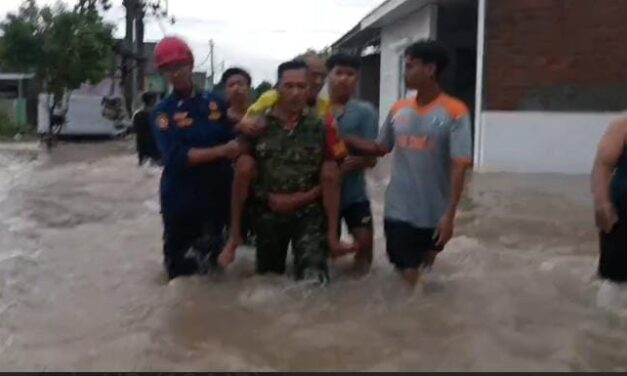 Asksi Heroik Sertu Doni Babinsa 421-09/Tjb ,Gendong Lansia yang Terdampak Banjir Di Wilayah Binaan