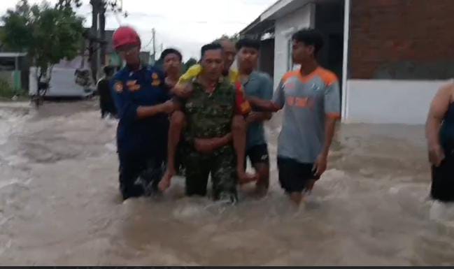 Asksi Heroik Sertu Doni Babinsa 421-09/Tjb ,Gendong Lansia yang Terdampak Banjir Di Wilayah Binaan