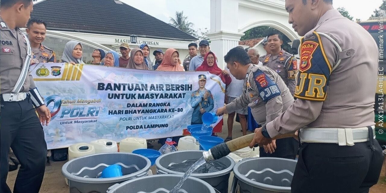 Ditlantas Polda Lampung Salurkan 16.000 Liter Air Bersih untuk 100 KK di Pesawaran Sambut HUT Bhayangkara ke-80